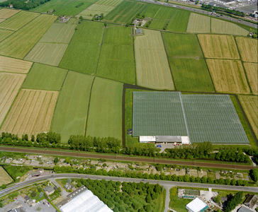 840465 Luchtfoto van de akkerlanden en glastuinbouw ten noorden van de spoorlijn Utrecht- Den Haag/Rotterdam te Vleuten ...